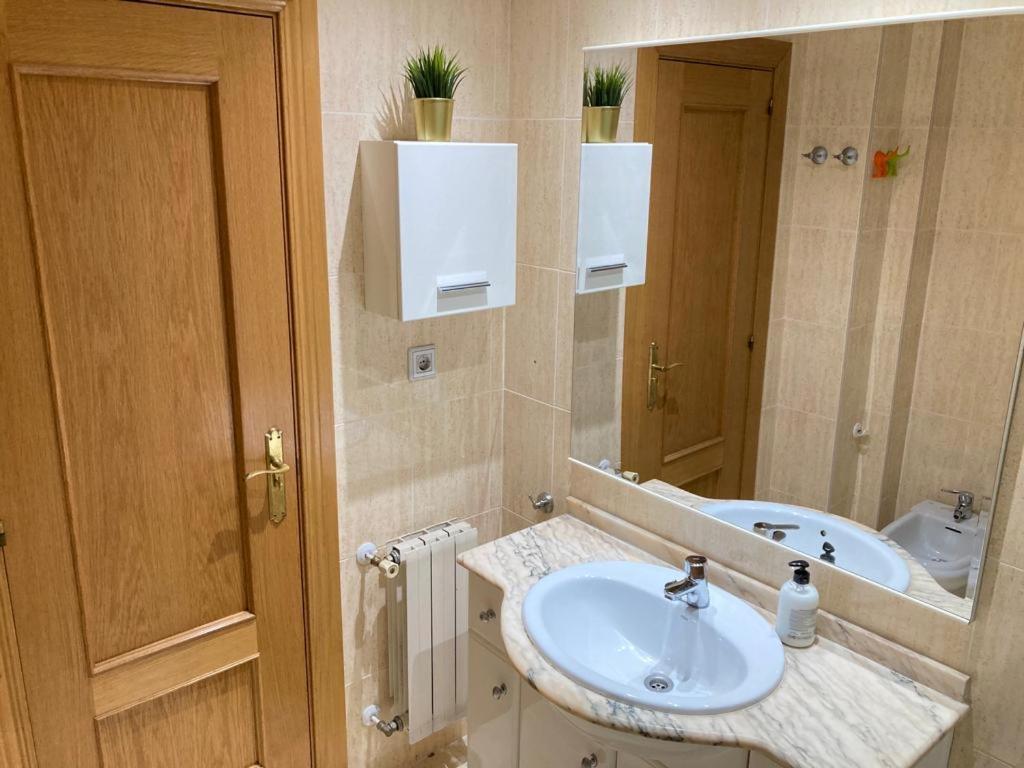Apartamento Grande, 2 Dormitorios, Garaje Gratis Madrid Exterior photo